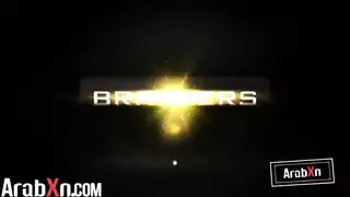 تدليك مثير يؤدي إلى جماع جماعي جامح