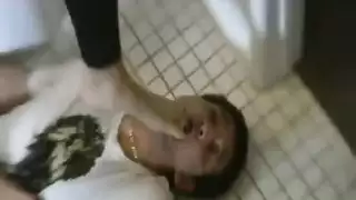 إلهة شقراء تمص قضيبًا ضخمًا بعمق في فيلم إباحي