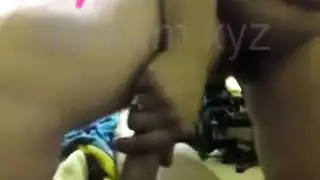 كل مهاراتها معروضة: راقصة مصرية تمارس الجنس بخصرها وفمها