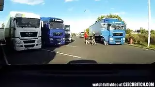 العاهرات الشقراء يحصلون على مؤخراتهم الضيقة مارس الجنس ويصرخون من المتعة أثناء قيامهم بالكومينغ