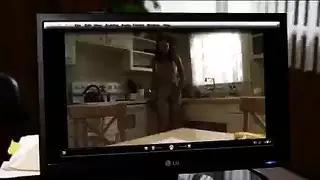 نار في الحفرة: شريط جنسي صريح لقنبلة شقراء