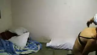  إباحية: امرأة خبيرة في ملابس العاهرة تتوق لشرج قاس