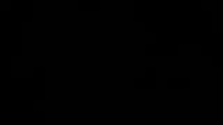 السيدات الجميلات يقبّلن ويلعقن بعضهن البعض على الأريكة ، مثلهنّ مثليات