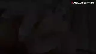 المراهقة تبتلع قضيبًا قاسيًا كبيرًا ثم تركبيه في مهبلها المنقوع