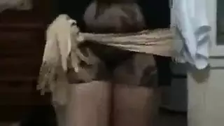 ترقص مثل العاهرة ثم تمارس الجنس مع نفسها بلعبة