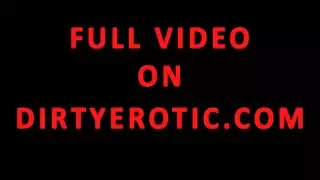 فتاة شقراء تعبد قضيب صلب بلسانها الموهوب