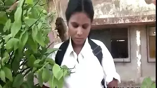 صديقة الهرة مشعر في سن المراهقة الشقراء