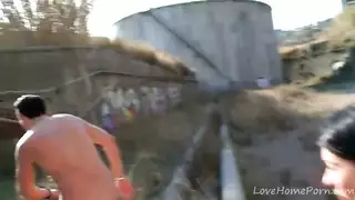 واجبات الجيرة: سمراوان ذواتا أثداء كبيرة تمارسان الجنس مع الشاب الجديد حتى يفقد صوابه