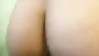 تقضي الفتيات المثيرات وقتًا ممتعًا معًا وعاجزات على الأريكة لأصدقائهن