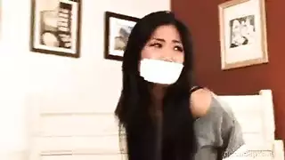 رغبات محرمة: حارسات حجاب جميلات يبلعن السائل المنوي خلف ظهره