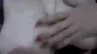 بنت عربيه تصور جسمها وهي تستحم