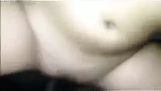 في سن المراهقة جميلة بشكل لا يصدق تظهر بوسها المكشوف