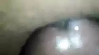 إباحي قاسي: فتاة سمراء تختنق بالقضيب ثم تقفز عليه