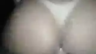 لارا المفلسة تُنك فمها حتى تقطر