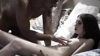 جميلة روسية تتحول إلى دمية جنس مجانية لرجل عادي