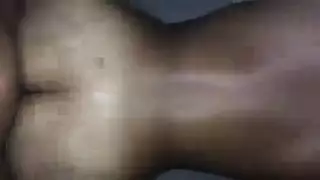 يشرب حبيبها حليبها من بزازها