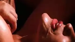 جماع على الأريكة: مؤخرة لورين الضيقة تُدمر