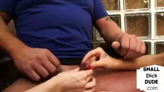 إباحية لسمراء ضخمة الصدر: الجارة تتعرض للإذلال في علاقة جنسية جماعية عنيفة