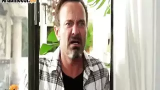 زوجة مثيرة تمارس الجنس مع صديق الزوج بينما يشاهد أفلام الدياثة