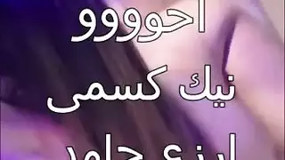 الزوج يشاهد بينما قضيب قاسٍ يدمر مهبلي المبلل