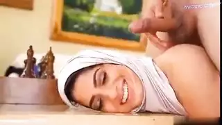 مراهقة نجم إباحي عربي تقدم خدمة فموية وفرجية مكثفة