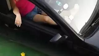 فتاة عربية تتوق للزب في الأماكن العامة وتمتلئ