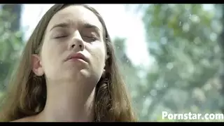 العاهرة الشقراء تالي دوفا تجعل فرجها رطبًا وتداعبه بالخارج