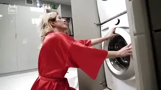 الزوجة الأم العالقة تتعرض لضرب شرجي من الخلف في غرفة الغسيل