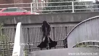 سمراء مثيرة تمص بقوة في جلسة مع عميل