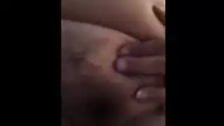 ثلاثي عنيف: رجلان يملآن طيزها وكسها بألعاب جنسية