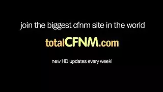 سمراء أنيقة وصديقتها تتعاونان على قضيب صلب لشاب جديد