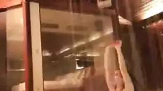 عاهرتان وقضيب: احتفال جنسي ثلاثي صريح