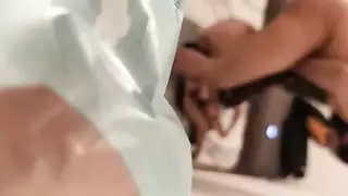 لقطات تجسس هاوية: مسن يمارس الجنس في مؤخرة مراهقة ضيقة