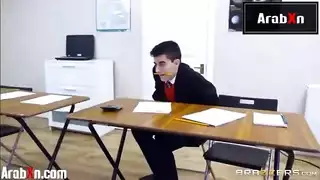 علاقات أكاديمية: مشهد أوgy بين معلمة وطالب في الفصل