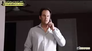 الشاب الوغد يلقح زوجة أبيه داكنة الشعر بإباحية قاسية