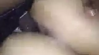 مراهقة إسبانية مشاغبة ترتدي جوارب سوداء شبكية تُمارس معها الجنس بقوة على الملاءات