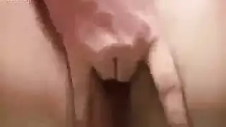 غريب يضرب مؤخرة الشقراء في مشهد إباحي بالحمام