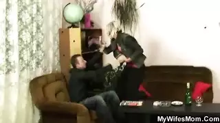 جلسة التصوير الإيروتيكية تتحول إلى مهرجان قذف