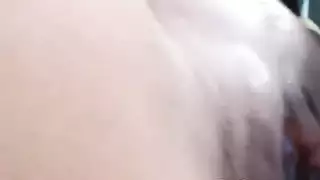 أثداء ضخمة وفتحة ضيقة مبللة: مشهد استمناء منفرد