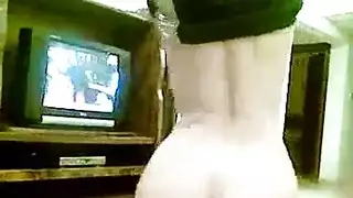 ربة منزل عربية مثيرة تطحن بملابس داخلية لعشيقها السري