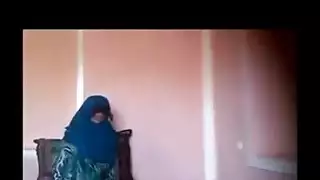علاقة أفغانية ساخنة: سكس صريح مع امرأة ناضجة