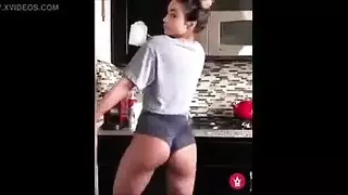 وجبة قضيب ضخم في حلق سمراء ساخنة تختنق