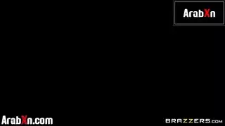 امرأة خبيرة تقدم دروس جنسية مكثفة