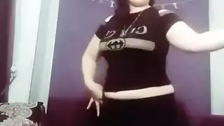 مستجيبة عربية فاضحة تُمارس الجنس المزدوج خلف الكواليس