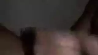 امرأة مفلس ، أوما جولي تستحم في غرفة المعيشة بينما كان زوجها في العمل